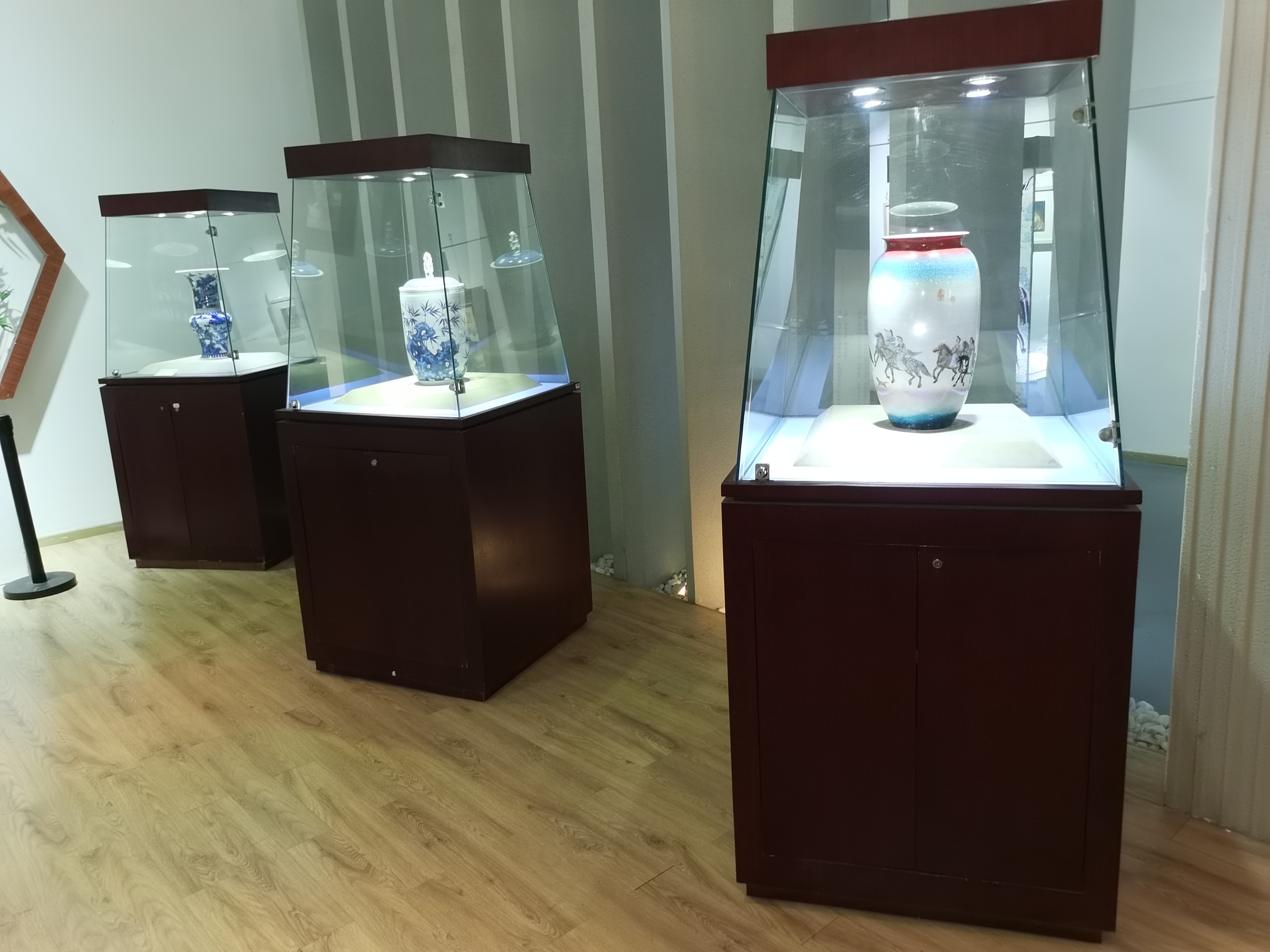 博物館展柜布局與陳列技巧：構(gòu)建時(shí)空對(duì)話(huà)的視覺(jué)詩(shī)學(xué)