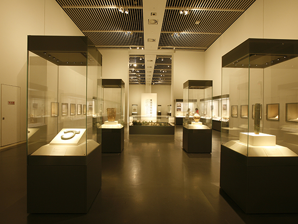 博物館展柜：造型設(shè)計是文化敘事與科技美學(xué)的雙重交響
