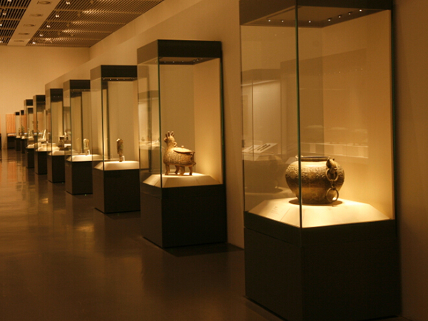 博物館展柜與普通展柜的區(qū)別：從安全到展示的深層差異