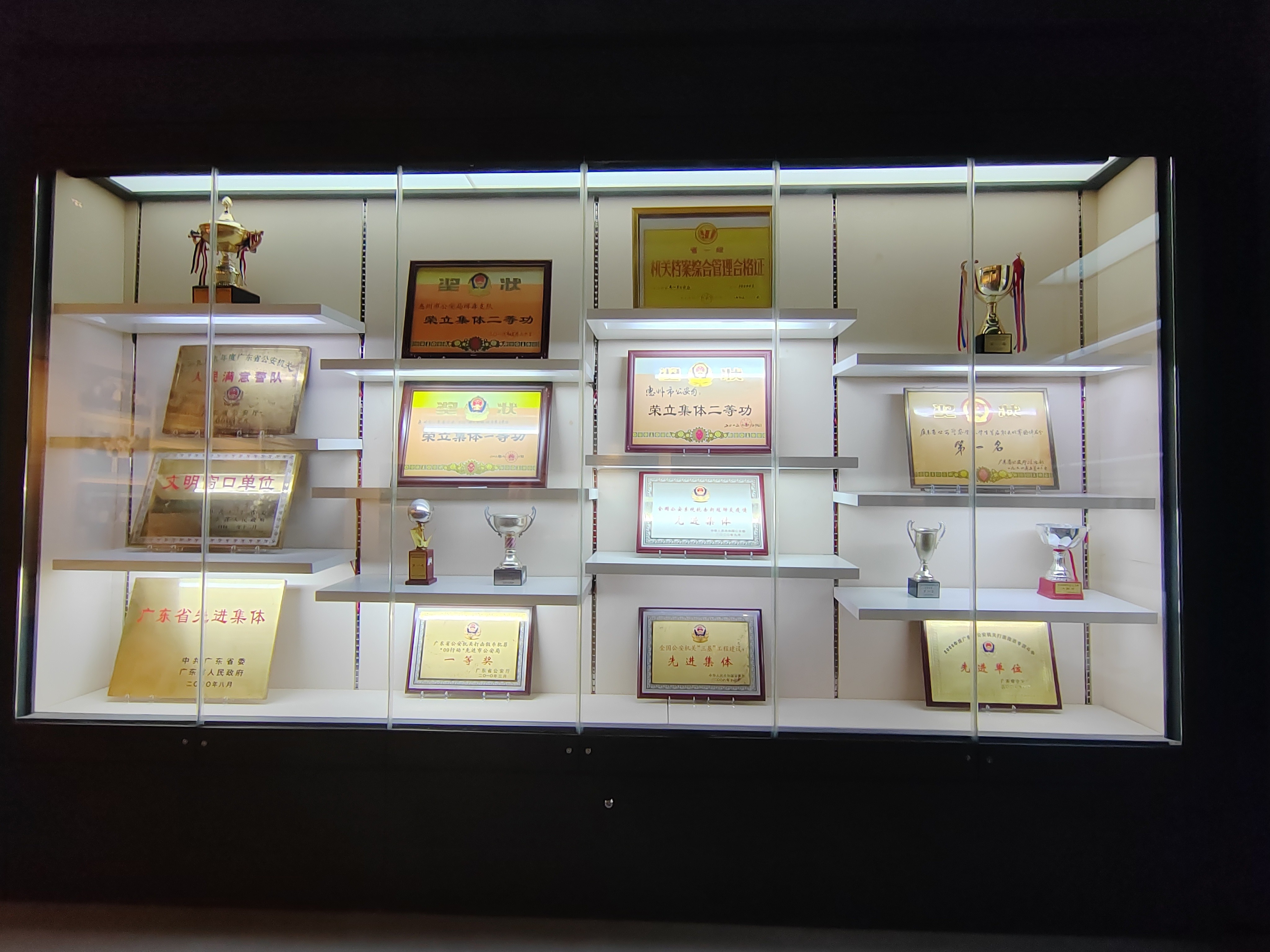 美術(shù)館展柜設(shè)計風(fēng)格解析：藝術(shù)與空間的對話